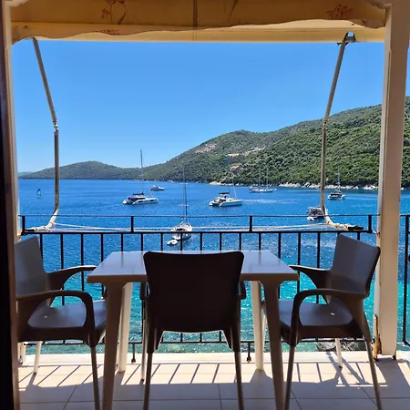 Eptanisa Mikros Gialos