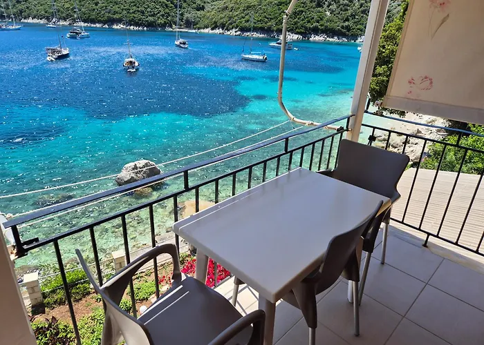 Eptanisa Mikros Gialos