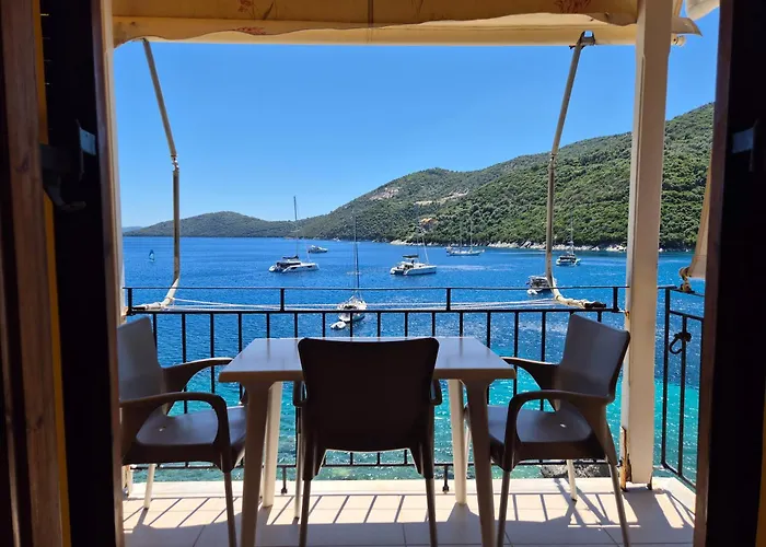 Eptanisa Mikros Gialos